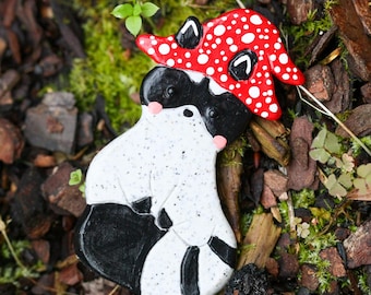 Imán de nevera de mapache con sombrero de seta hecho a mano / Decoración de animales del bosque en arcilla polimérica