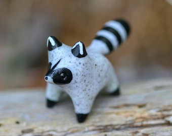 Handgemachte Stehende Waschbär Totem Figur / Polymer Clay Waldtier Miniatur