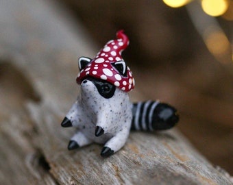 Handgemachte Totem Figur sitzender Waschbär mit Pilzhut / Polymer Clay Waldtierminiatur