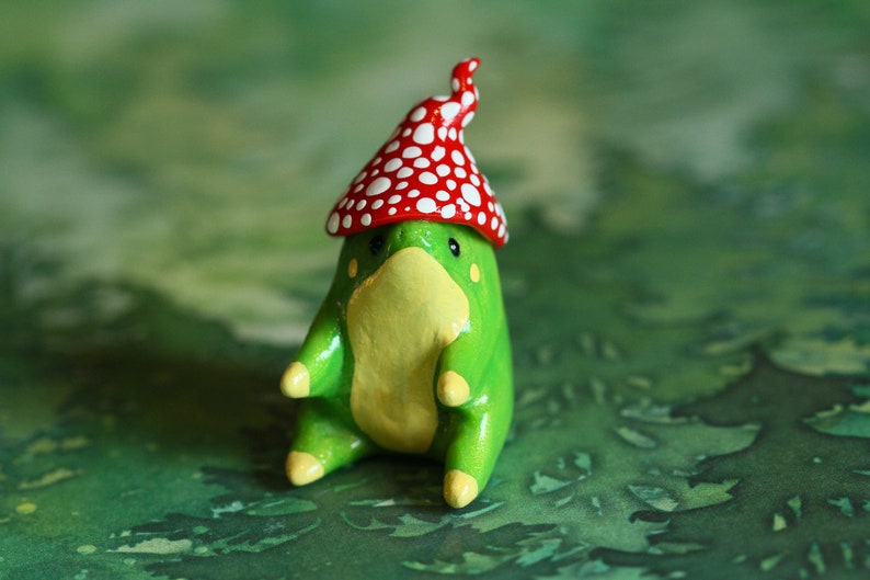 Estatueta artesanal de sapo com chapéu de cogumelo / Miniatura de animal da floresta em argila polimérica imagem 4