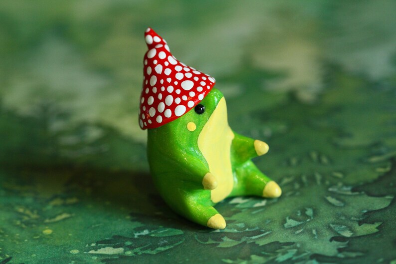 Estatueta artesanal de sapo com chapéu de cogumelo / Miniatura de animal da floresta em argila polimérica imagem 8