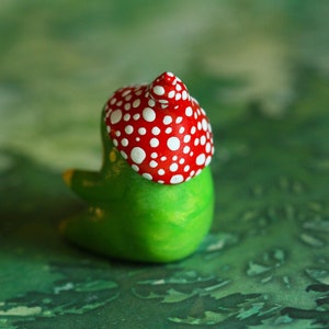 Estatueta artesanal de sapo com chapéu de cogumelo / Miniatura de animal da floresta em argila polimérica imagem 6