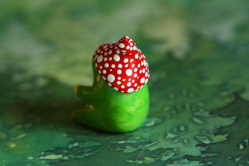 Estatueta artesanal de sapo com chapéu de cogumelo / Miniatura de animal da floresta em argila polimérica imagem 6