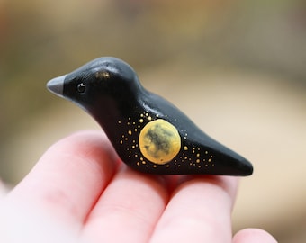 かわいい黒いカラスと宝石粘土フィモ - 巣のあるかわいいスタイルの鳥
