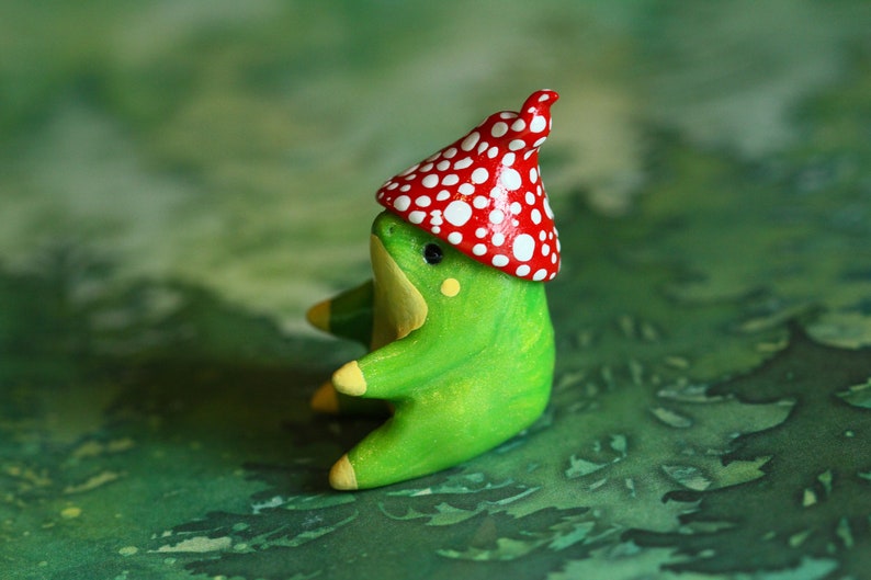 Estatueta artesanal de sapo com chapéu de cogumelo / Miniatura de animal da floresta em argila polimérica imagem 5