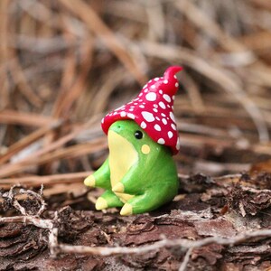 Estatueta artesanal de sapo com chapéu de cogumelo / Miniatura de animal da floresta em argila polimérica imagem 9