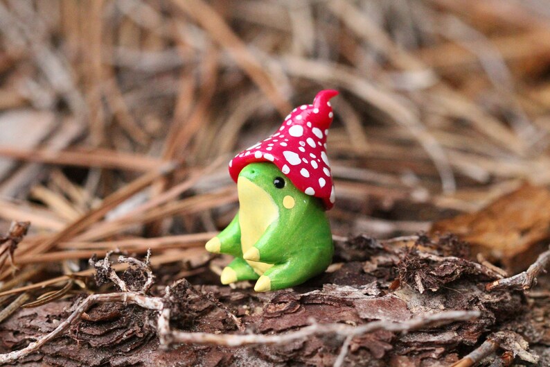 Estatueta artesanal de sapo com chapéu de cogumelo / Miniatura de animal da floresta em argila polimérica imagem 9