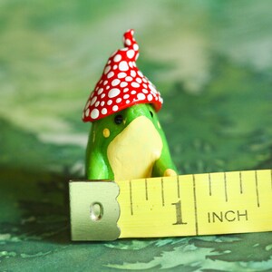 Estatueta artesanal de sapo com chapéu de cogumelo / Miniatura de animal da floresta em argila polimérica imagem 3