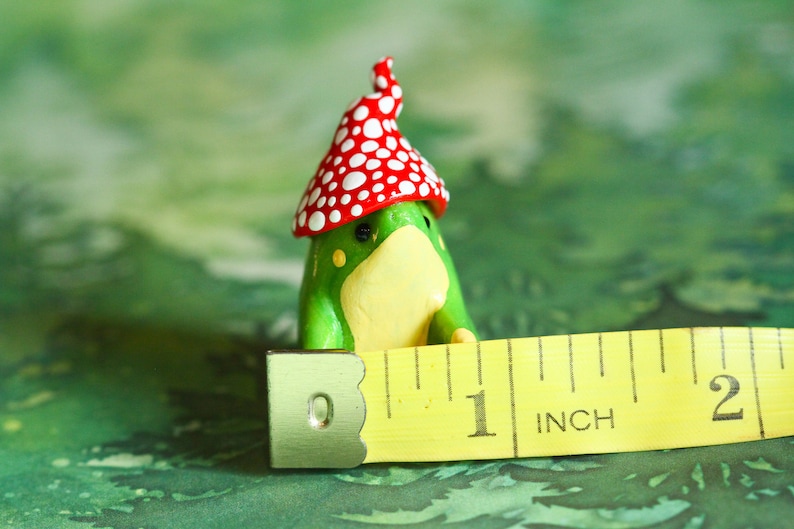 Estatueta artesanal de sapo com chapéu de cogumelo / Miniatura de animal da floresta em argila polimérica imagem 3