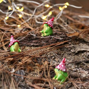 Estatueta artesanal de sapo com chapéu de cogumelo / Miniatura de animal da floresta em argila polimérica imagem 10