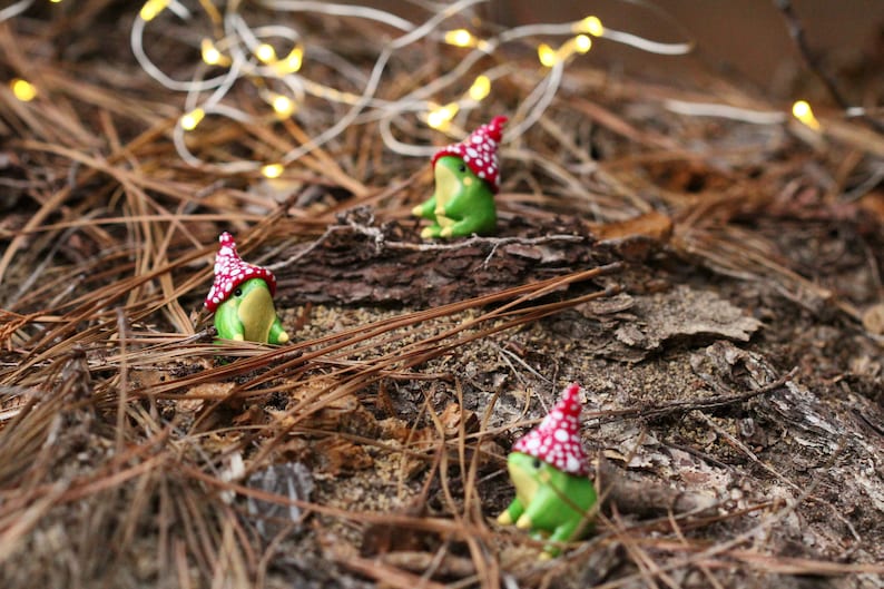 Estatueta artesanal de sapo com chapéu de cogumelo / Miniatura de animal da floresta em argila polimérica imagem 10