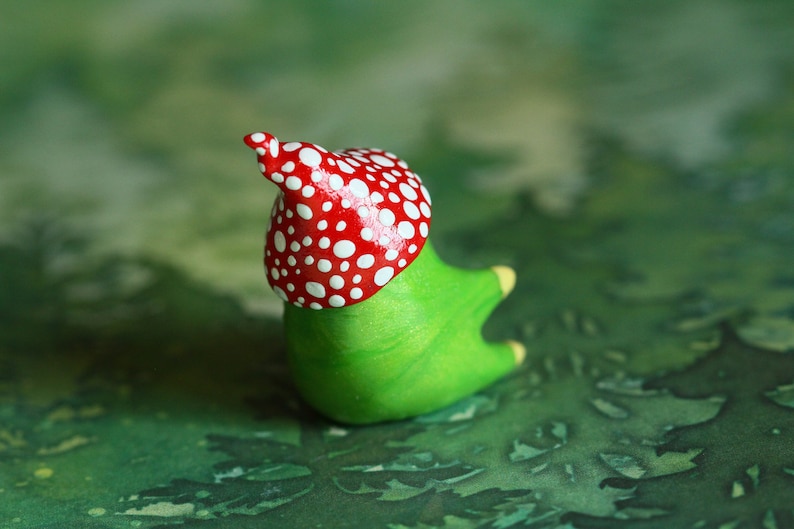 Estatueta artesanal de sapo com chapéu de cogumelo / Miniatura de animal da floresta em argila polimérica imagem 7