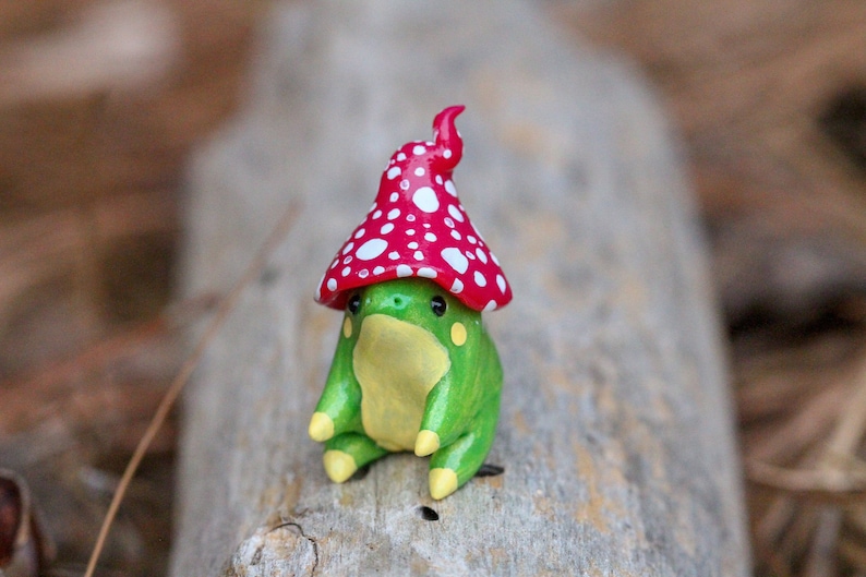 Estatueta artesanal de sapo com chapéu de cogumelo / Miniatura de animal da floresta em argila polimérica imagem 1