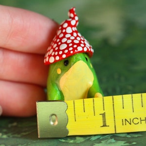 Estatueta artesanal de sapo com chapéu de cogumelo / Miniatura de animal da floresta em argila polimérica imagem 2