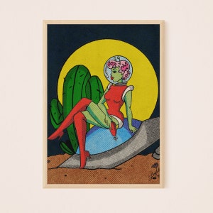 Pode incluir: Uma mulher alienígena verde vestindo um traje espacial vermelho e branco está sentada em uma rocha com um cacto ao fundo. A alienígena tem cabelo rosa e um capacete azul com uma antena branca. O fundo é uma lua amarela com um céu azul escuro.