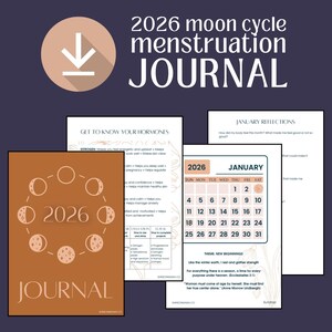 Op de afbeelding: Een menstruatiedagboek voor de maancyclus van 2026 met een bruine omslag met een maanfasedesign en het woord "JOURNAL". Het dagboek bevat pagina's met een kalender, reflectie-opdrachten en informatie over hormonen.