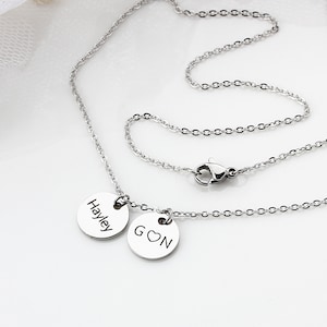 Etiqueta de moneda con inicial personalizada, collar de disco personalizado, collar de letra estampada a mano, collar de disco de acero inoxidable, collar de moneda pequeña