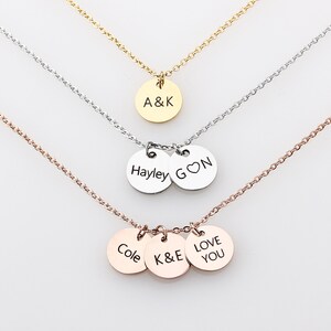 Collar de disco con nombre personalizado, collar para mamá con nombre de niño y bebé, collar con letra personalizada, collar de disco con inicial, idea de regalo para abuela
