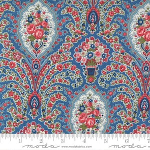 Puede incluir: Una tela azul paisley con un patrón repetitivo de flores rojas, blancas y azules. La tela está impresa con el texto "moda" y "www.modafabrics.com".