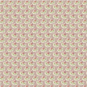 Könnte beinhalten: Ein sich wiederholendes Muster aus kleinen roten Blumen mit grünen Blättern und gelben Zentren auf einem hellrosa Hintergrund. Das florale Design ist gleichmäßig über den Stoff verteilt und schafft eine klassische, Vintage-Ästhetik. Dieser Stoff eignet sich für verschiedene Näh- und Bastelprojekte.
