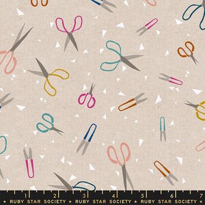Könnte beinhalten: Ein beigefarbener Stoff mit einem sich wiederholenden Muster aus bunten Scheren. Die Scheren sind in verschiedenen Farben, darunter rosa, blau, türkis und orange. Der Hintergrund ist hellbeige mit weißen Dreiecksformen.