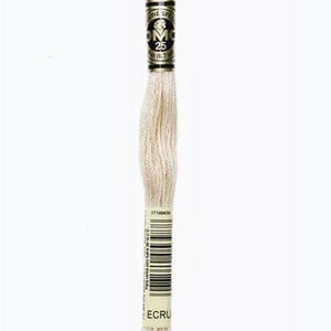 Puede incluir: Un ovillo de hilo de bordar DMC de color crudo. El hilo está enrollado en un carrete de cartón con una etiqueta que dice "DMC" y "25" en texto negro sobre fondo dorado. La etiqueta también incluye un código de barras y el texto "ECRU" en texto negro sobre fondo blanco.