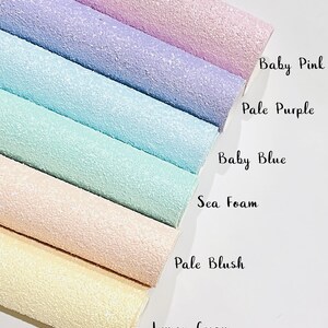 Puede incluir: Seis rollos de tela de brillo en varios colores pastel, incluyendo rosa bebé, morado pálido, azul bebé, espuma de mar, rubor pálido y crema de limón.
