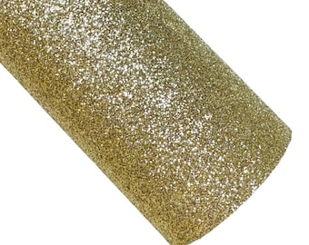 Puede incluir: Una lámina de tela de purpurina dorada con una textura fina y uniforme. La purpurina está densamente empaquetada y crea un efecto brillante.