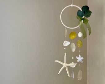 Dreamcatcher oceânico com conchas sustentáveis e detalhes em cristal | a praia dentro de casa SHELL WIND CHIMES