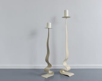 Par de candelabros/portavelas de pie de metal con forma de cinta, de estilo vintage.