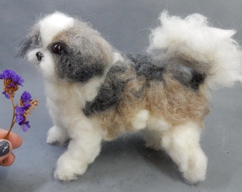 Niestandardowa replika psa filcowanego igłą: miniatura Shih Tzu – elastyczna rzeźba