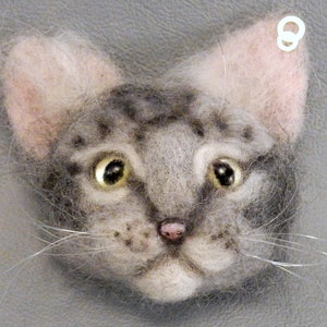 Needle felt cat pin custom cat brooch needle felted brooch Tabby Cat brooch custom felted cat portrait cute cat felt brooch Mother days gift image 5