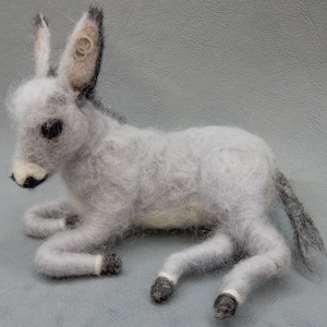 Miniature d&#39;âne feutrée à l&#39;aiguille personnalisée : réplique d&#39;animal de ferme, sculpture flexible