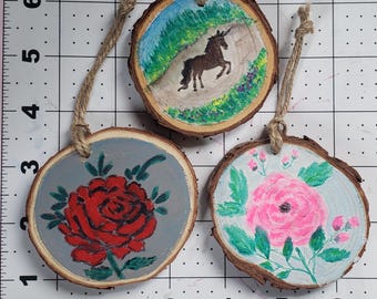 Hand-Painted Wood Slice Decor: Rustic Wall Art, Horse/Rose Design