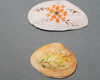 Hand-Painted Floral Seashell – Orange Flower Beach Decor | Rustic Coastal Accent | Small Natural Shell Art | Boho Desk or Tray Ornament