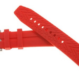 Può includere: Cinturino da orologio in silicone rosso con motivo testurizzato e fibbia argentata.