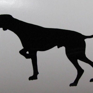 Puede incluir: Silueta negra de un Braco Alemán de Pelo Corto de pie con la cabeza girada hacia la izquierda.