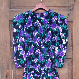 Abito longuette con maniche a sbuffo floreale nero e viola vintage anni '70 con busto elastico