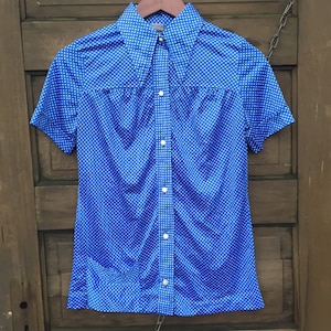 Vintage 70&#39;s Blue and White Polyester Polka Dot Button Down Top with Pointed Collar size medium by Jantzen