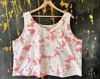 Débardeur floral hawaïen rose saumon et blanc idéal vintage des années 70 avec petite poche par Hilo Hattie's Size Extra Large