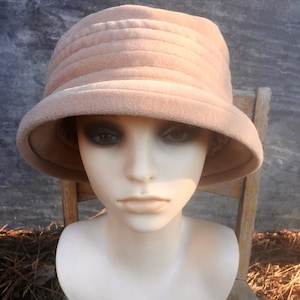Vintage 70&#39;s Women&#39;s Beige Winter Bucket Hat