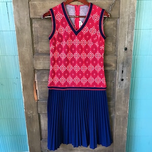 Vintage 60&#39;s Red and White Geometric Print Woven Polyester Sleeveless Accordion Pleated Skirt Midi Dress size Medium