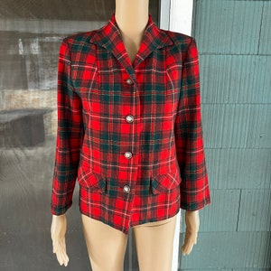 Può includere: Un blazer a quadri rossi, verdi e bianchi con chiusura a bottoni e maniche lunghe.