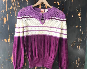 Vintage 70's Purple And White Striped Soft Acrylic Pullover Doily Sweater por FC tamaño pequeño