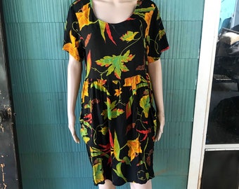 Vintage 90's Black Birds of Paradise Floral Print Babydoll Rayon Mini Jurk met Zakken door Dressing Clio maat large
