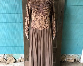 Vintage 90er Jahre braun Burn Out samt langärmeligen Maxi-Kleid von Newport News Größe Medium