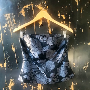 Vintage 90&#39;s/00&#39;s All Black Demask Floral Strapless Corset Semi Crop Top de White House Black Market tamaño 4