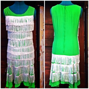 Vintage anni 60 Mod verde con frangia bianca luccicante andare andare vestito Wiggle Flapper