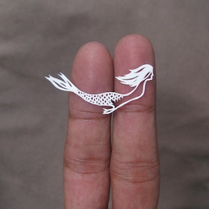Livraison gratuite - sirène - miniature - papier découpé - papier découpé - art - découpe de papier - création de papier - fait main - découpé à la main - papier - illustration