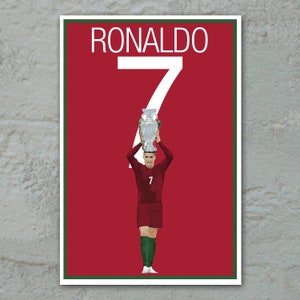 K&ouml;nnte beinhalten: Ein Poster mit einem Fu&szlig;ballspieler in einem weinroten Trikot, der eine Troph&auml;e h&auml;lt. Das Poster tr&auml;gt den Namen "RONALDO" &uuml;ber einer gro&szlig;en wei&szlig;en Zahl "7". Der Hintergrund ist rot mit einem gr&uuml;nen Rand.